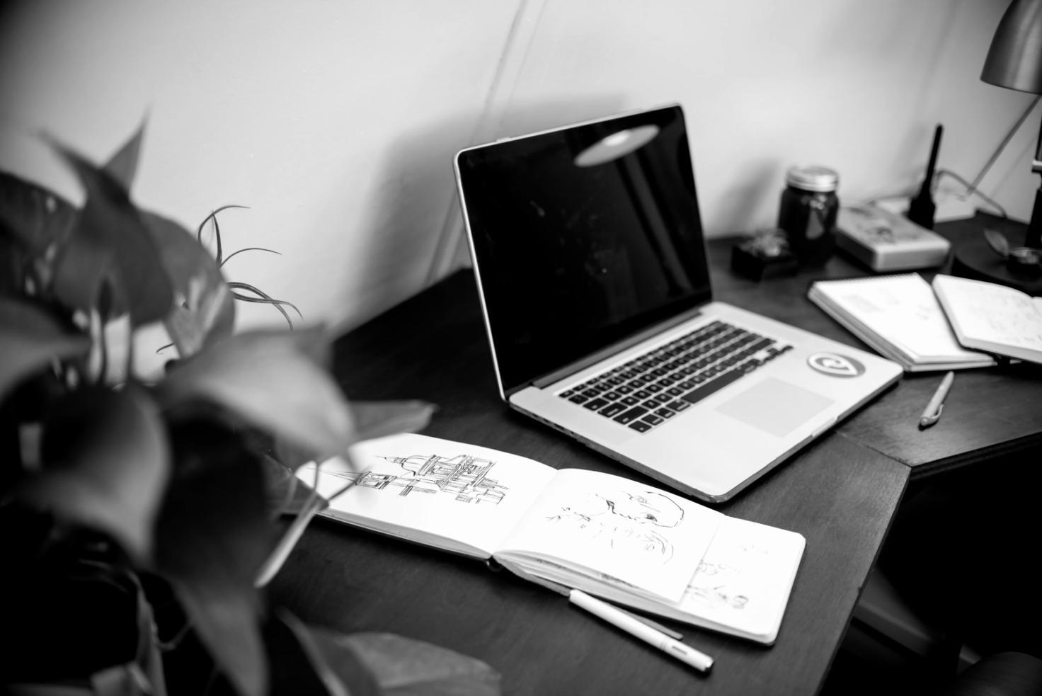 Stručnjak za sigurnost analizira podatke u modernom radnom okruženju